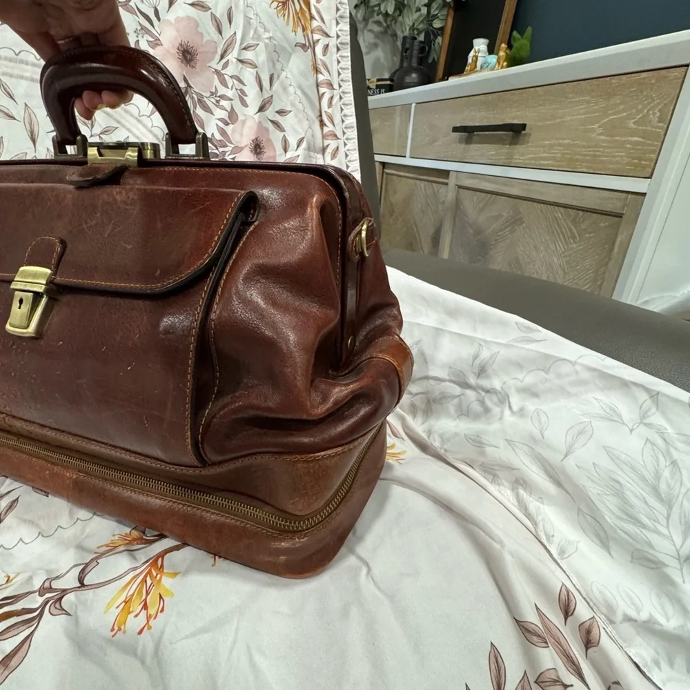 Classic Brown Distressed Leather Doctor Bag